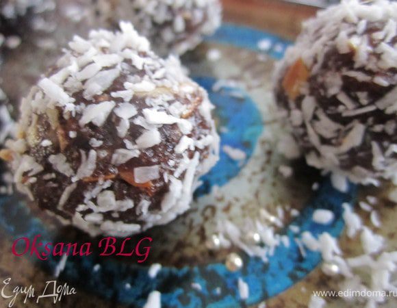Обвалять шарики в кокосовой стружке.