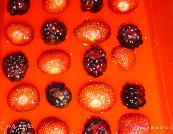  Готовое лимонное желе разводим как указано на упаковке. Клубнику и ежевику выкладываем на дно формы в шахматном порядке.