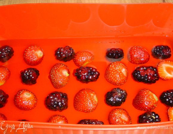 Остывшим(но не застывшим) желе заливаем ягоды и отправляем в холодильник до полного застывания желе.
