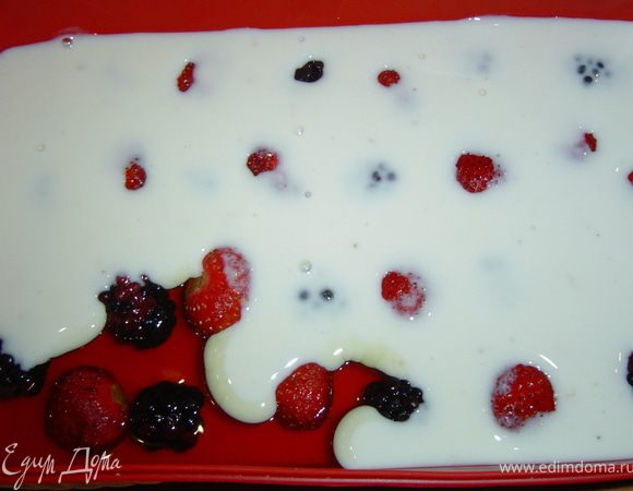 Пока застывает желе, мы готовим следующий слой. Разводим горячей водой 10г желатина и размешиваем до полного растворения, затем выливаем его в сливки и перемешиваем до однородной массы. На застывший первый слой с ягодами выливаем сливки, 