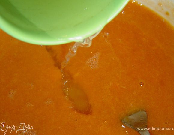 А теперь приступаем к приготовлению абрикосового пюре, для этого мы моем и обсушиваем абрикосы, удаляем косточки и пюрируем их с помощью блендера(пюре Вам понадобится столько, чтобы получился слой, который покроет половинки абрикос, выложенные на кофейном слое). Также разводим желатин, но на этот раз 18г, чтобы абрикосовый слой был плотнее, и добавляем к абрикосовому пюре.