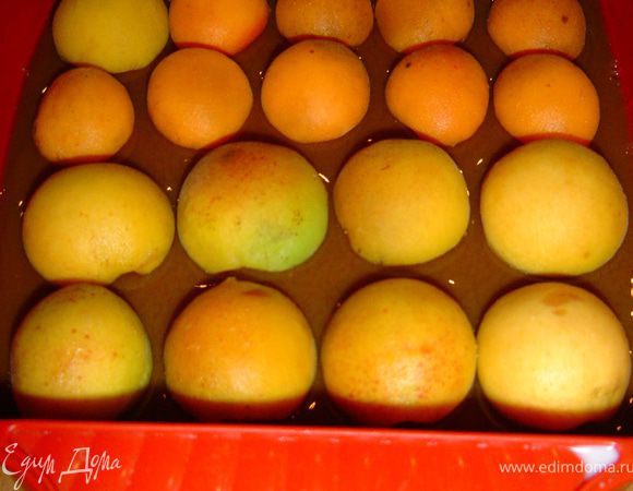 Половинки абрикос кладем на кофейный слой, заливаем абрикосовым пюре и последний раз отправляем в холодильник. 