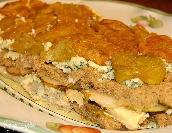 Выложить на блюдо, перевернув так, чтобы слой вяленых груш оказался сверху. 