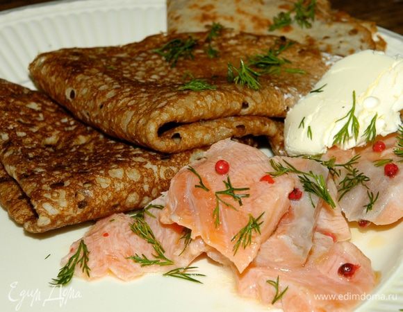 Подавать блины с семгой.