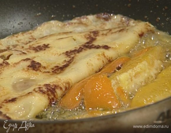 Подавать горячими, с шариком мороженого.