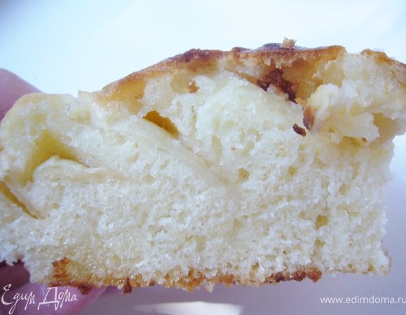 Духовку нагрей до 180 г.Яица взбить с сахаром,ванил.сахаром,водой,перемешать.Добавь масло и сново перемешать.
Сверху постепенно просеять муку+разрыхлитель.Перемешевать можно просто вилкой,без помощи миксера.
В форму выложи нарезанные на дольки яблоки,присыпь сахаром и залей сверху тестом.Выпекать в разогретой духовке 25 мин.