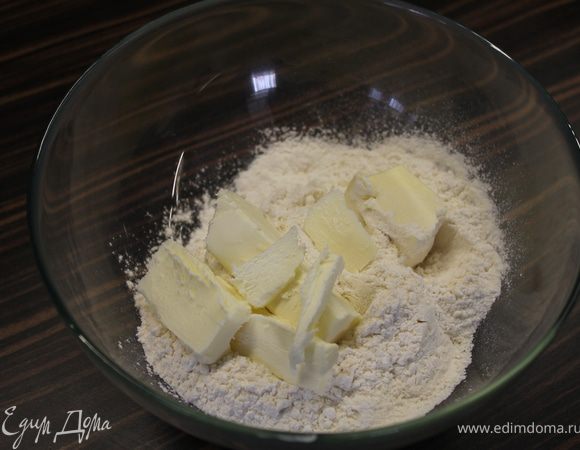 В большой миске смешать муку и соль. Добавить масло, нарезанное кусочками.