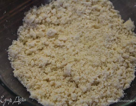 Сначала ножом, а потом руками перетереть все в крошку.