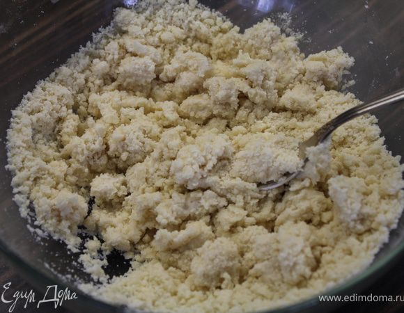 Добавить 3–5 ст. л. холодной воды, затем вилкой размять тесто до эластичности.