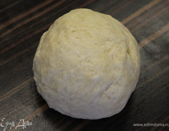 Замесить тесто на столе. Сформировать в шар и отправить его в холодильник.