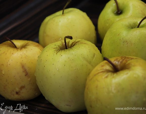 Духовку разогреть до 220°C. Подготовить яблоки: помыть, очистить от кожуры и сердцевины.