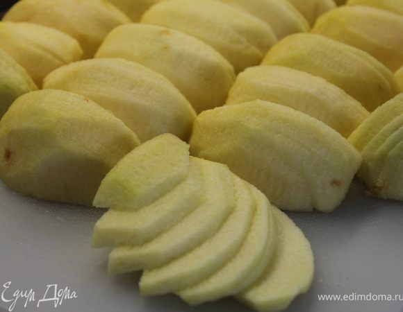 Нарезать яблоки дольками.
