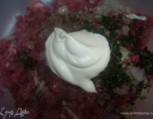 посолить, поперчить добавить рубленный укроп и майонез. все перемешать