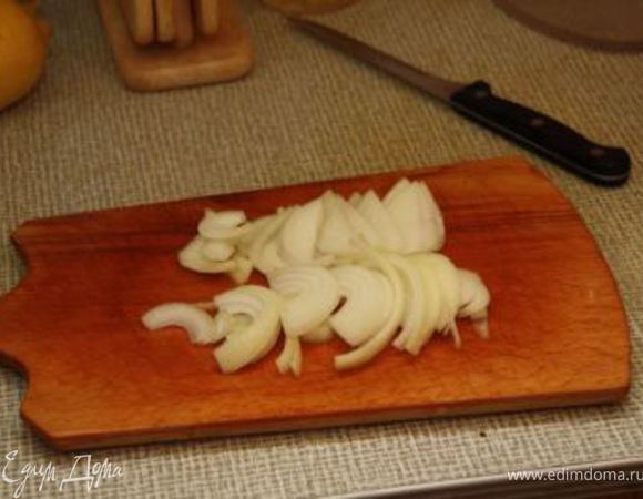 Нарежьте лук полукольцами.