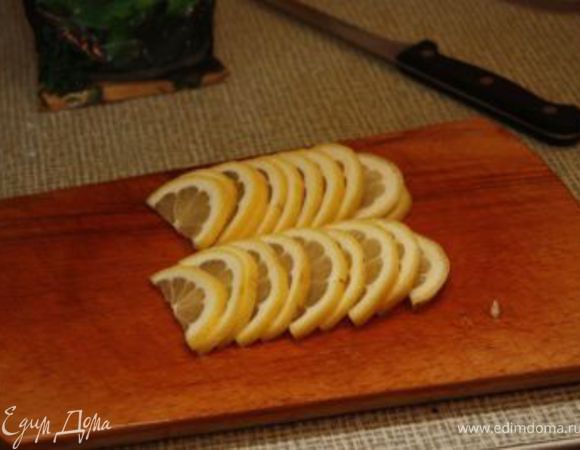 Нарежьте лимон.