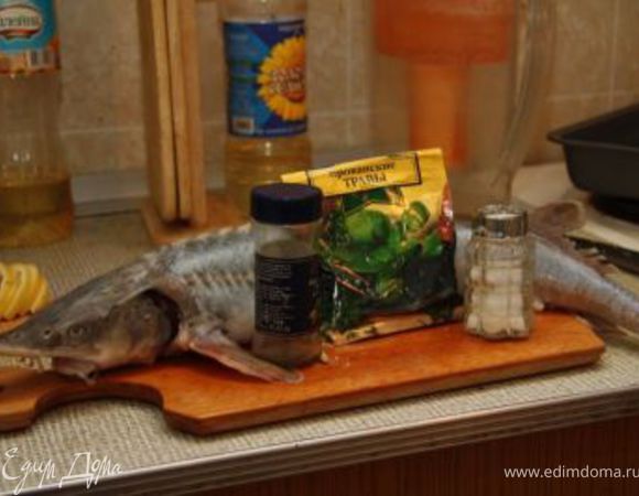 Рыбу посолите, поперчите, добавьте приправы (я использовал смесь прованских трав: розмарин, базилик, тимьян, шалфей, чабер, майоран и т. д.). Натрите ими рыбу с обеих сторон, добавьте внутрь тушки. После этого щедро обмажьте оливковым маслом.