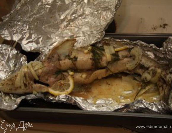 Через 40 минут достаньте рыбу и разверните фольгу. Лимон рекомендую убрать, особенно если не планируете есть все сразу.