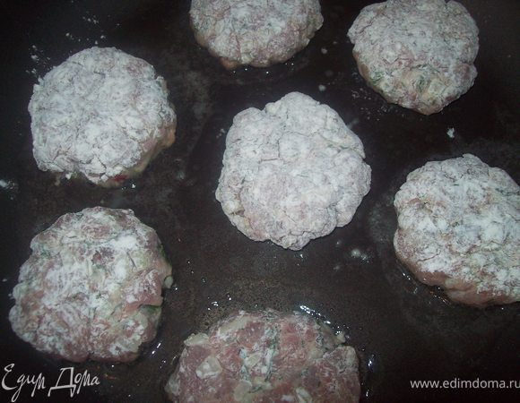 слепить котлеты. из этого количества фарша получится 2-3 котлеты нормального размера или 6-7 маленький (размером со крупненькую сливу.)обвалять в муке и обжарить на подсолнечном масле с двух сторон