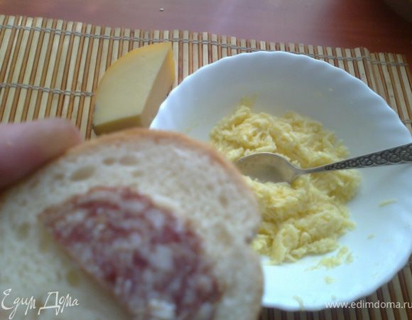 Разбить яйцо в миску и добавить горсть натёртого сыра.Сделать кашицу.