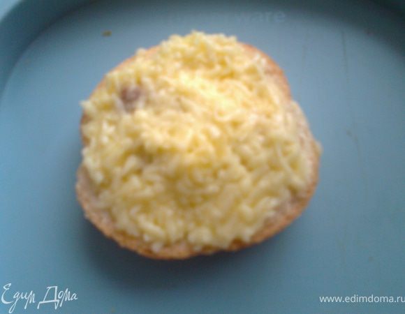 Намазать ровным слоем на хлеб.