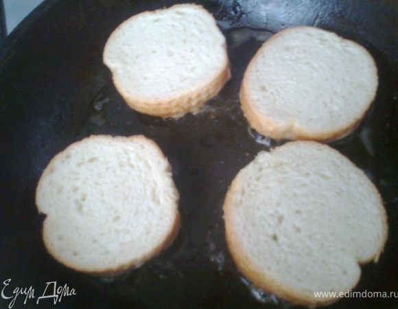 Разогреть масло на сковороде и аккуратно СЫРОМ ВНИЗ выложить...