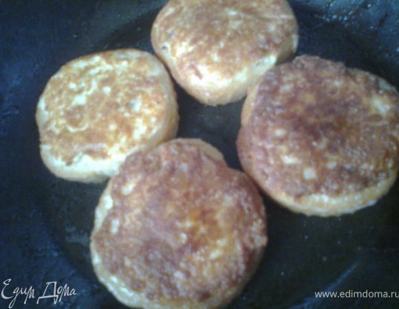 Когда сыр зазолотится-перевернуть и тоже обжарить.