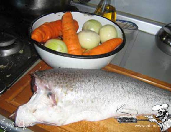 Идем в магазин и покупаем треску (или хек), минтая не покупать- это священная рыба, из нее ничего не получится! Если в магазине нет- вылавливаем треску в Баренцевом море (можно взять другое море- лишь бы в нем была треска).
На 1,5 кг трески (или хека)- 5 средних морковин, 5-6 луковиц, 1 банка 0,5л. соуса "Краснодарский"- в кадр не попал (если не найдете- любой другой томатный, но чтобы присутствовала в нем яблочная паста, или пюре).
 
