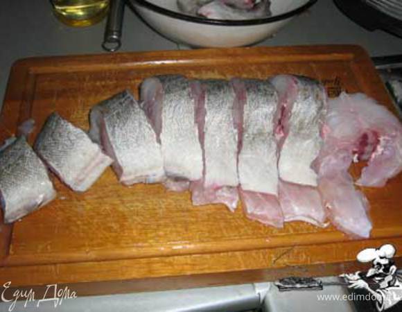 Режем треску кусками как на фото и отвариваем в течении 10 минут,