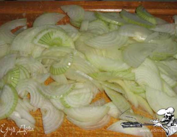 В принципе уже рыбу можно и употребить, но мы подождем. Режем лук- полукольцами,
