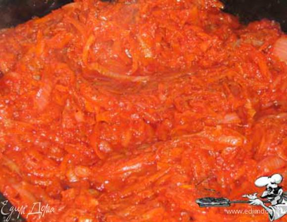 Добавляем соус "Краснодарский" и еще минуты 3 проварить. Получается вот такое варево:
