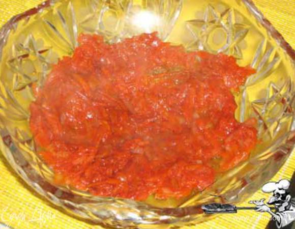 Очищаем сваренные куски рыбы от костей и выкладываем слоями нашу конструкцию. Рыба должна быть еще горячей, не знаю почему- но это важно. Слой подливки,
