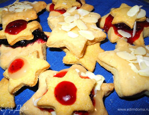 Небольшое отступление. Так как печенья получилось очень много, то пришло мне в голову как-то их разнообразить. Ну вот я их и напомадила, разукрасила, миндальными хлопьями прикрыла.   