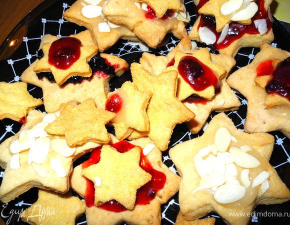 Можно еще покрыть шоколадом, маленькие печеньица я склеила джемом. В общем, баловалась, как могла, вспомнила детство.