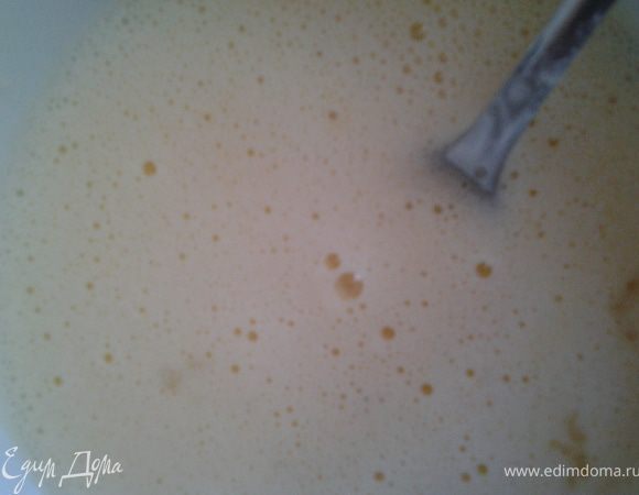 Добавить сахар, ванильный сахар. Влить сливки, перемешать и довести до кипения непрерывно помешивая, во избежание образования комочков.
