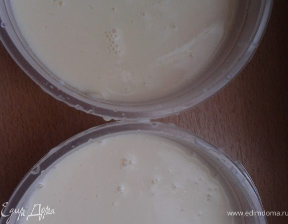 Когда смесь загустеет добавить желатин, дать ему раствориться. Процедить и влить в формы. Можно в 4 формы, но у меня 2 большие. Накрыть пленкой и поставить в холодильник на 8 часов. 