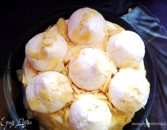 Через 8 часов формы достать из холодильника, окунуть в горячую воду и перевернуть на тарелки. Украсить меренгами, полить сверху ликером и посыпать миндалем. Подают мерингату с белым вином или шампанским. Приятного аппетита!