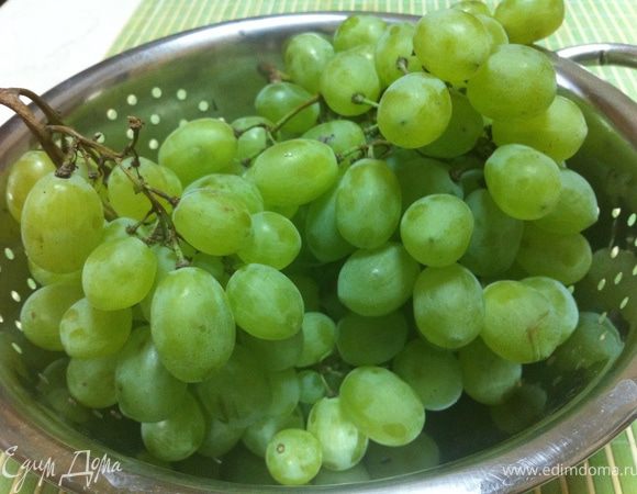 Виноград вымыть. Сильно сушить не обязательно. 