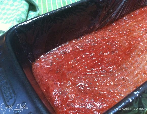 Красное желе развести в 100 мл горячей воды (то есть делаем как в инструкции вашего желе, только воды берем не 400-600 мл, а всего лишь 100мл ). Столовой ложкой выливаем на кекс. Убедиться в том, что желе пропитало кекс. Для этого протыкаем его вилкой (как слоеное тесто перед выпечкой).
