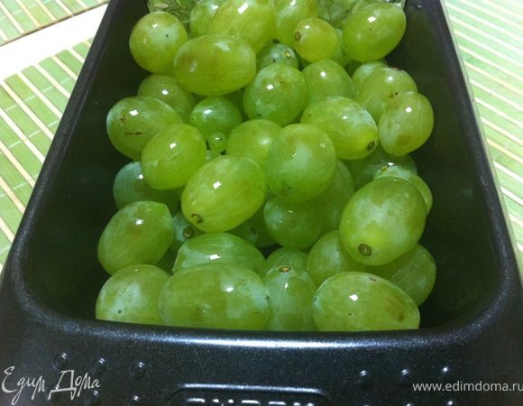 Отправляем в холодильник. Минимум на 30 минут.
Виноград выкладываем на кекс.