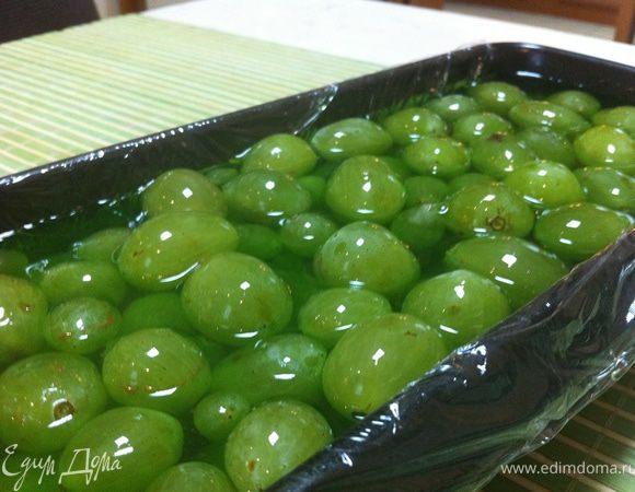 Готовим зеленое желе: добавляем желатин и  разводим в 200 мл горячей воды (смотрите по вашей форме - если будет мало, добавляйте еще воду, но не забудьте увеличить количество желатина). Столовой ложкой выливаем на виноград. 