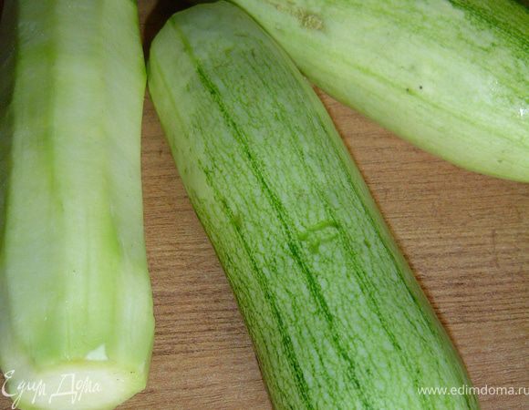 Начинаем с кабачков, моем их и очищаем кожицу, натираем их на терке, солим, перчим по вкусу,вбиваем яйца, хорошенько перемешиваем. К сметане добавляем молоко, размешиваем и вливаем в кабачковую массу, перемешиваем до однородной массы. Настал черед муки, ее надо добавить столько, чтобы масса была жидковатой, так как любое блинное тесто. Добавлять надо небольшими порциями и каждый раз тщательно размешивать, чтобы не образовывались комочки. В конце добавить растительное масло, перемешать и печь на разогретой сковороде обжаривая с двух сторон.
 Эти блинчики хорошо подавать с брынзой,  зеленью и помидорами!
 Приятного аппетита!