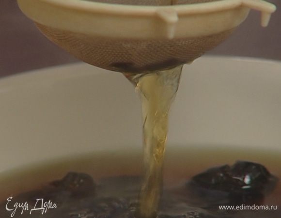 Залить чаем чернослив и оставить на полчаса, чтобы чернослив набух и пропитался ароматом чая.