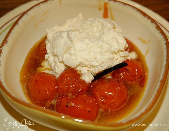 Подавать помидоры теплыми с шариком сметанного мороженого.