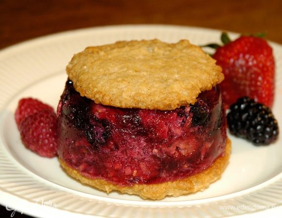 Подавать желе с кокосовыми крекерами.
