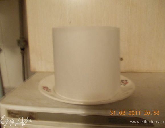 из пергаментной бумаги делаем окружность по диаметру тарелки и соответственно торта. получилась вот такая конструкция
