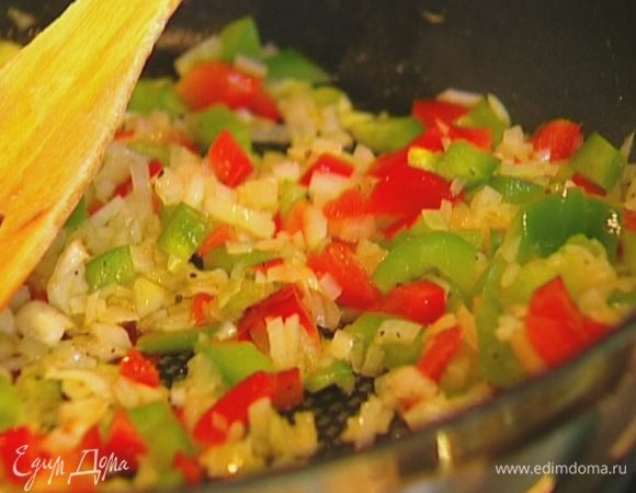 Красный и зеленый перец, удалив плодоножку с семенами, нарезать небольшими кубиками и добавить к луку.
