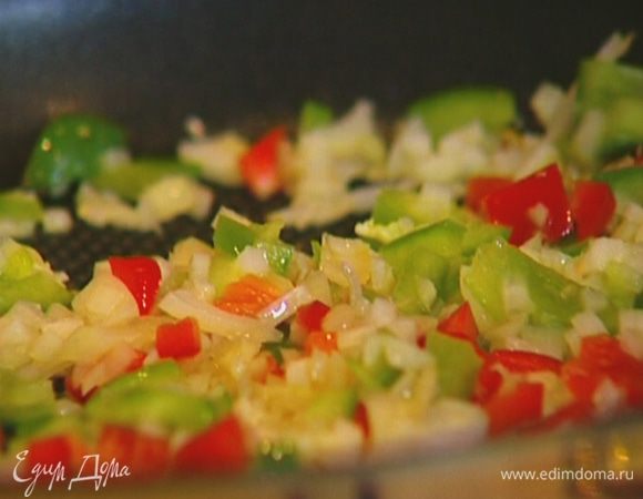 Зубчик чеснока раздавить плоской стороной ножа, добавить в сковороду, посолить, поперчить и обжаривать 2−3 минуты.