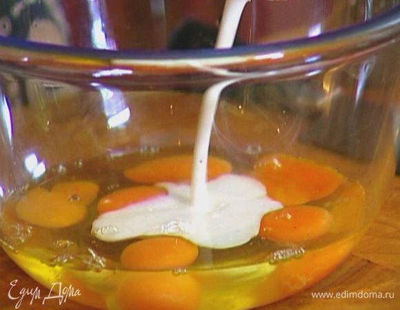 Яйца соединить со сливками, посолить, поперчить и слегка взбить венчиком. 