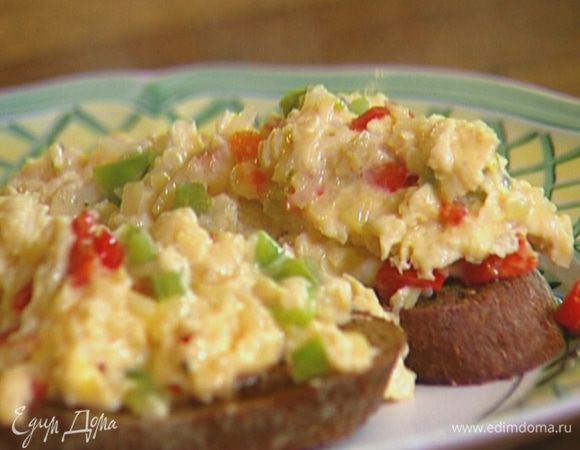 Хлеб сбрызнуть оставшимся оливковым маслом, выложить на него яичную массу.