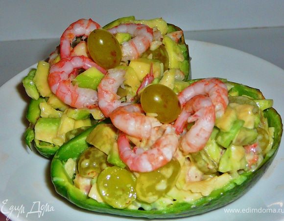 Авокадо разрезаем на пополам,вычищаем сердцевину,аккуратно,что бы не повредить шкурку.Сбрызгиваем середину авокадо соком лимона.1 вариант:Мякоть авокадо нарезаем не большими кубиками,креветки тоже нарезаем кубиками,виноград режем пополам,сыр режем мелкими кубиками,так же можно добавить чуть-чуть буквально пол-зубчика чеснока,добавляем майонез,перемешиваем фаршируем авокадо.2 вариант:Мякоть авокадо и креветки нарезаем кубиками,маленькую моцареллу на пополам,помидор мелкими кубиками,добавляем мелко нарезанный зубчик чеснока,заправляем майонезом,фаршируем авокадо. 
 

